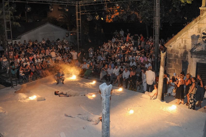 Scena iz predstave "Hasanaginica"