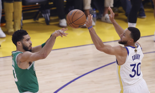 Koszykarz Boston Celtics Jayson Tatum (L) i zawodnik Golden State Warriors Stephen Curry (P)