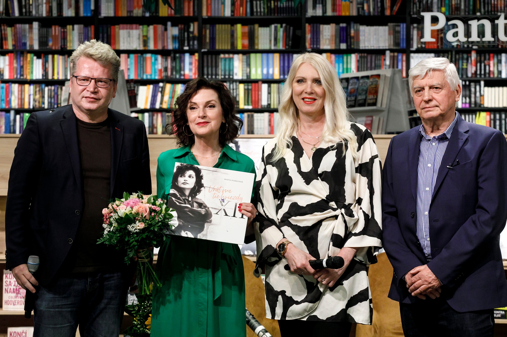 Slovenská speváčka Beáta Dubasová (druhá zľava), vľavo hudobný dramaturg a moderátor Juraj Čurný, žurnalistka Marika Eisler Studeničová (druhá sprava), hudobný textár, básnik a publicista Ľuboš Zeman.