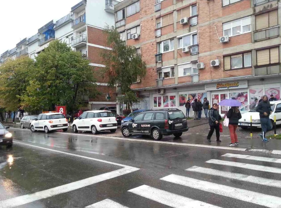 Zaustavljeno vozilo rentakar agencije 