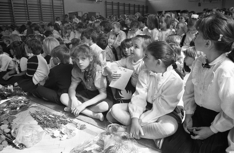 Warszawa 1989. Zakończenie roku szkolnego w szkole podstawowej. PAP/Włodzimierz Echeński