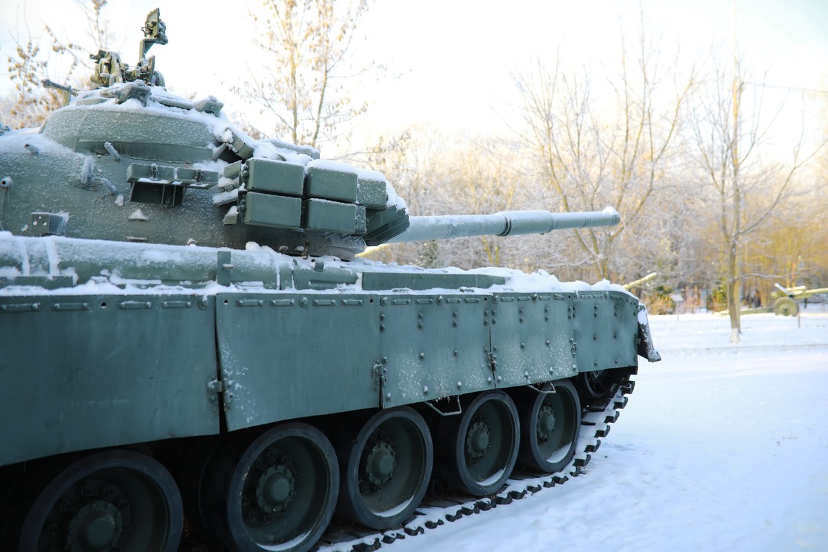 Military,Tank,In,A,Row.,Battle,Tank,In,The,Snow