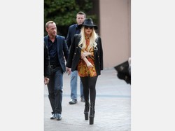 Lady GaGa wróciła do formy i platform, więc po co jej wózek inwalidzki ze złota?