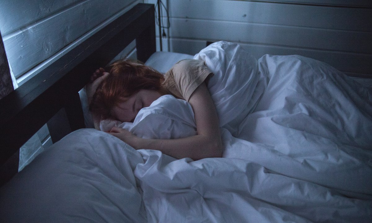 Spałam nago przez tydzień podczas upałów. Co mi to dało?