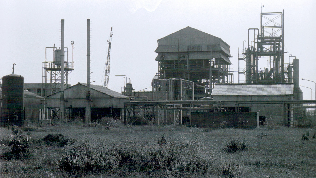 W nocy z 2 na 3 grudnia 1984 r. chmura gazu z fabryki Union Carbide w Bhopalu, w Indiach, zabiła ok. 5 tys. ludzi. Wkrótce zmarło kolejne 15 tys., a setki tysięcy wciąż choruje. Zdaniem organizacji pozarządowych wypłacone odszkodowania są za niskie.