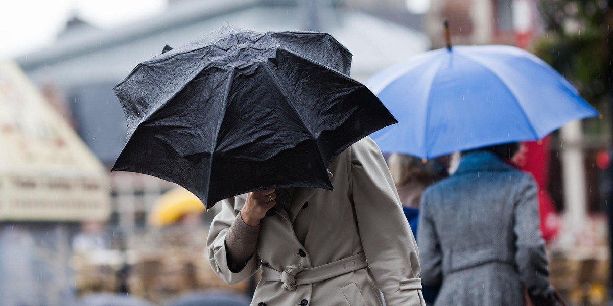 Dzisiaj na wschodzie opady zaczną słabnąć. Intensywny deszcz jest spodziewany na zachodzie, północy i na krańcach południowych. Lokalnie nawet około 50 litrów na metr. W górach - śnieg. 