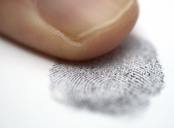 Chcesz pracować? Daj firmie nielegalnie odciski palców