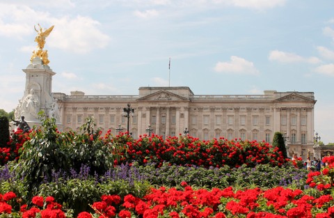 Palac Buckingham Nakrycie W Piwnicy I Sekretne Przejscie W Lustrze Tak Mieszka Elzbieta Ii Zdjecia Plejada Pl