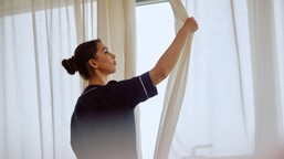 to sekret śnieżnobiałych firanek. co wsypać do wody przed praniem? oto sprawdzone, domowe sposoby na poszarzałe firanki