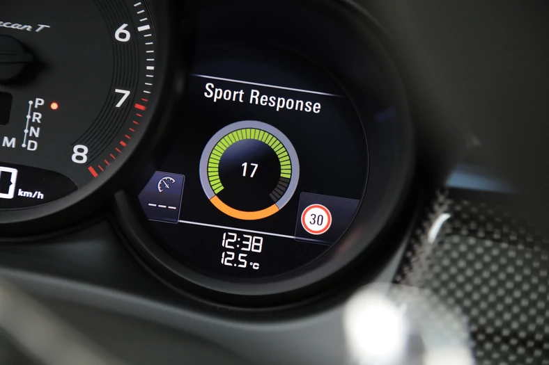 Porsche zapewnia, że 265-konny Macan T przyspiesza od 0 do 100 km/hw 6,2 s. Testowy wariant rozpędzał się o 0,2 s szybciej. Funkcja Sport Response zwiększa chwilowo osiągi samochodu.