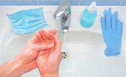 Dezynfekcja i sterylizacja w czasie epidemii – jak ją wykonać w domowych warunkach?