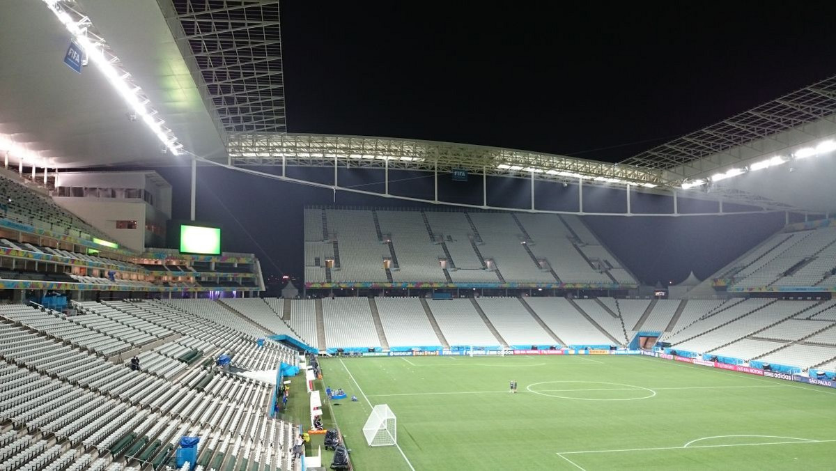 Już tylko godziny dzielą nas od pierwszego gwizdka w mistrzostwach świata. Mundial zainaugurują Brazylia i Chorwacja, a zmierzą się na specjalnie wybudowanej Arenie Corinthians. Nam udało się wejść na dobę przed spotkaniem, by zobaczyć stadion, którego kibice od środka jeszcze nie mieli okazji oglądać.