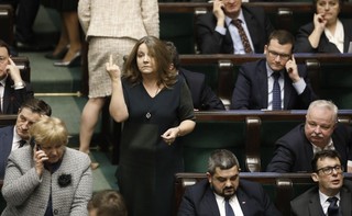 „Środkowy palec to najlepszy dowód, że propaganda jest ważniejsza niż zdrowie”. Opozycja chce ukarania przez komisję etyki Joanny Lichockiej