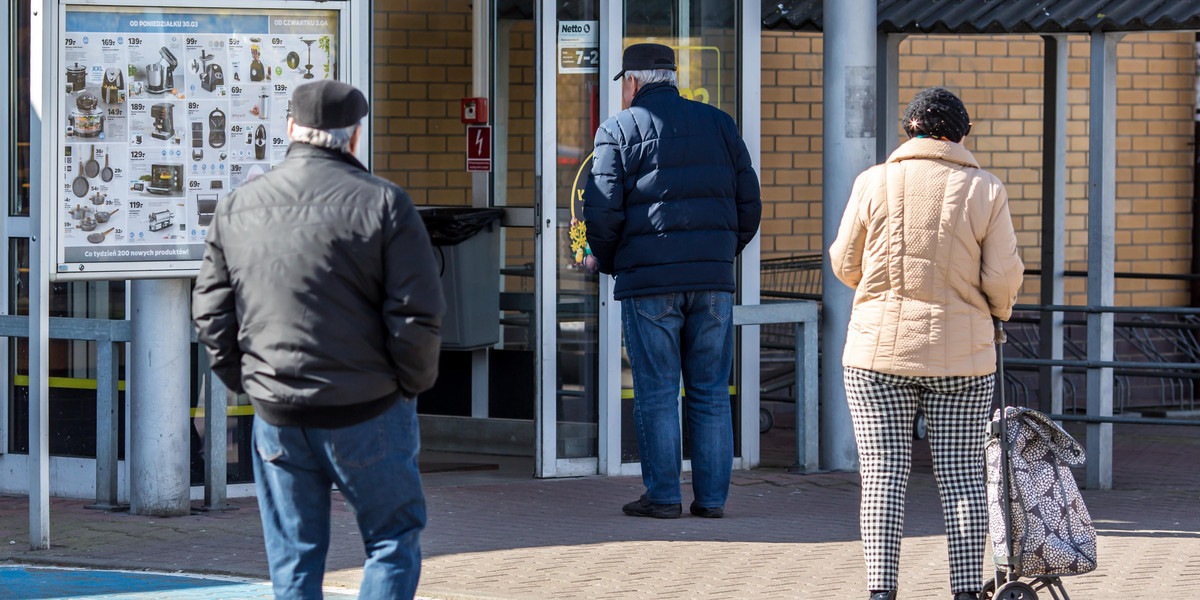 Godziny dla seniorów mogą ich przed koronawirusem nie uratować, a jednocześnie zabić polski handel.