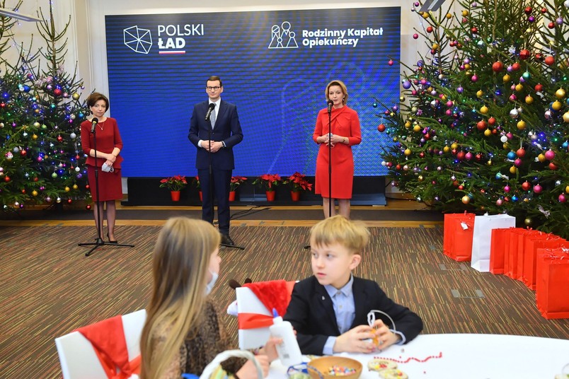 Premier Mateusz Morawiecki, minister rodziny i polityki społecznej Marlena Maląg i podsekretarz stanu w MRiPS Barbara Socha