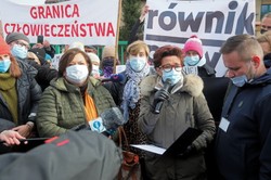 Protest przed siedzibą Straży Granicznej w Michałowie. Demonstrację wsparły byłe prezydentowe