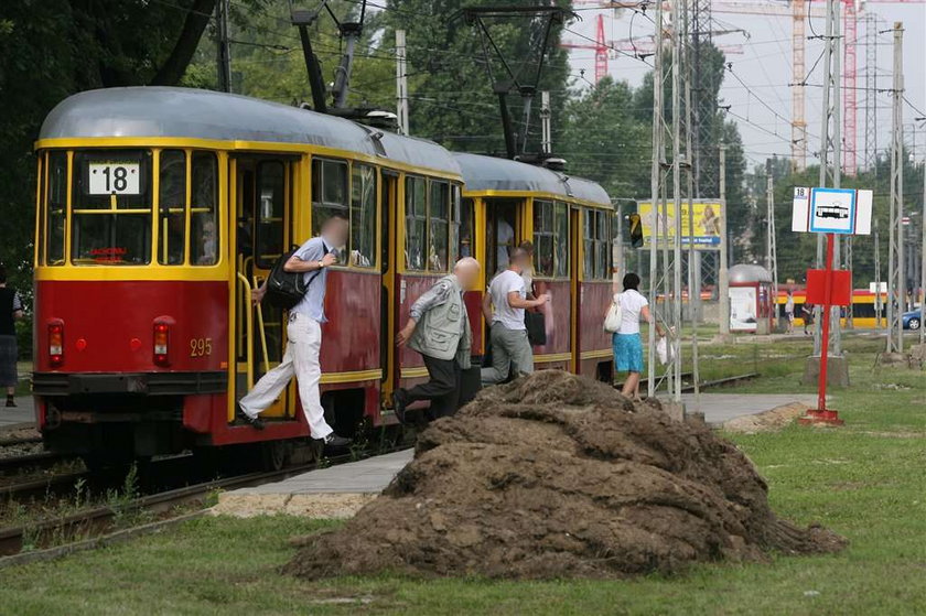 Ludzie przebiegaja przez ulicę