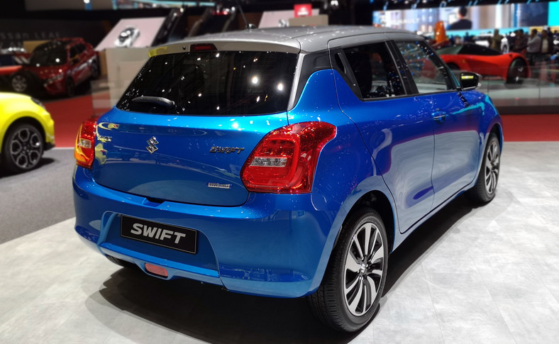 Suzuki Swift HYBRID jest wyposażony w układ SHVS typu mild hybrid. Dzięki niezbyt mocnemu (2,3 kW i 50 Nm), ale aktywnemu w newralgicznych momentach silnikowi elektrycznemu udało się całkowicie wyeliminować turbodziurę. Hybrydowy Swift przyspiesza z przyjemną lekkością już od najniższych obrotów, co znacznie ułatwia przemieszczanie w mieście
