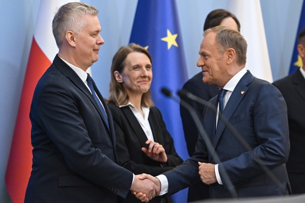 Warszawa, 10.05.2024. Premier Donald Tusk (P), desygnowany na ministra spraw wewnętrzynych i administracji, dotychczasowy minister-członek Rady Ministrów, koordynator służb specjalnych Tomasz Siemoniak (L) oraz desygnowana na minister kultury i dziedzictwa narodowego Hanna Wróblewska (2L) podczas konferencji prasowej dot. rekonstrukcji rządu, 10 bm. w siedzibie KPRM w Warszawie. (jm) PAP/Radek Pietruszka