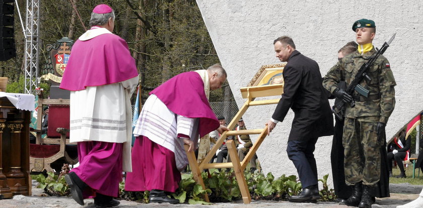 Obraz Matki Boskiej upadł. Z pomocą ruszył prezydent Duda