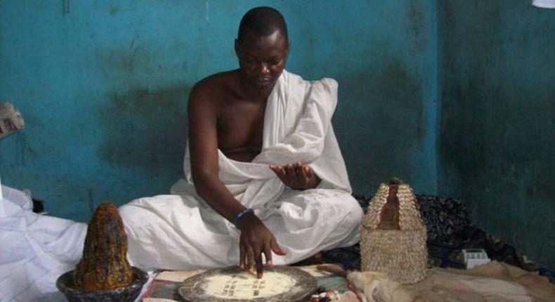 Priest doing Ifa divinations [Daily gossip]