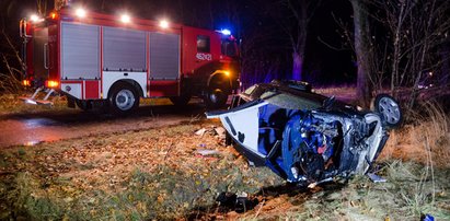 Tragedia na drodze. Smart wbił się w drzewo