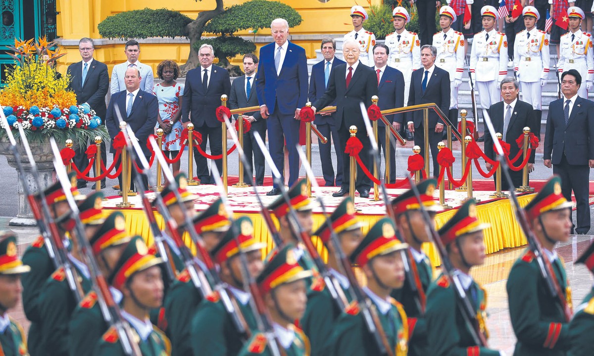 Joe Biden podczas spotkania z Nguyenem Phú Trongiem w Hanoi.