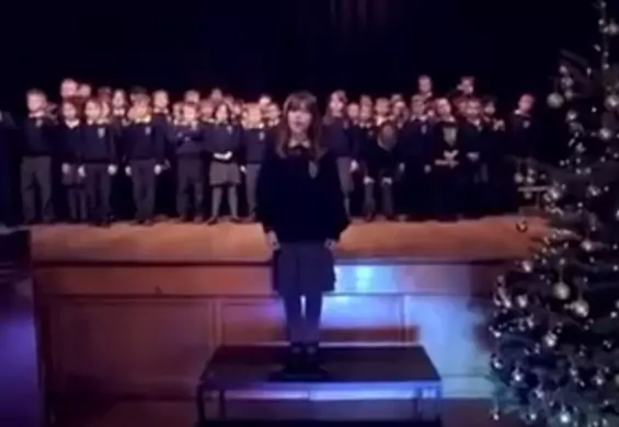 10-letnia dziewczynka z autyzmem wychodzi na scenę i zaczyna śpiewać "Hallelujah". Zobacz ten magiczny występ