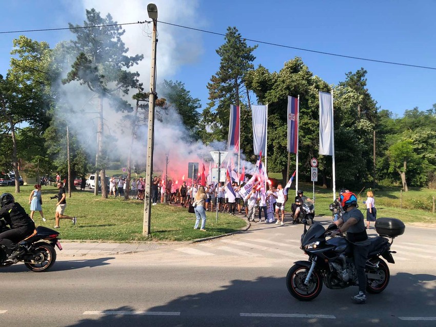 Pristalice SNS pesače iz Novog Sada do Beograda na skup 27. juna