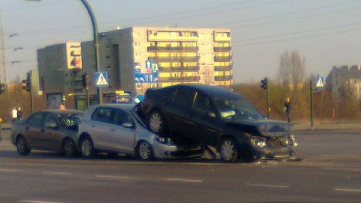 W Krakowie u zbiegu ulic Bora Komorowskiego i Stella Sawickiego doszło do minikarambolu, w którym wzięły udział 4 samochody.