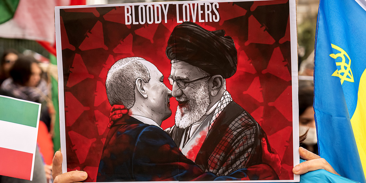 Plakat widoczny podczas demonstracji w Rzymie przeciwko irańskiemu reżimowi. 