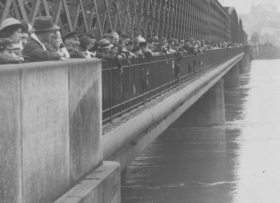 Powódź w Warszawie w 1934. Warszawiacy z nieistniejącego już mostu Kierbedzia z niepokojem przyglądają się poziomowi Wisły