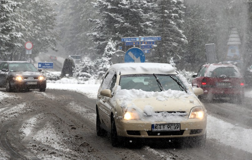 W nocy z niedzieli na poniedziałek w Małopolsce spadał pierwszy śnieg. W stolicy Tatr leży już kilkanaście centymetrów śniegu i ciągle go przybywa.