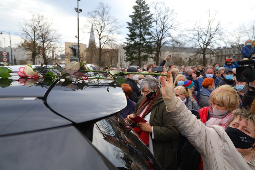 Tłumy fanów przed katedrą w Łodzi