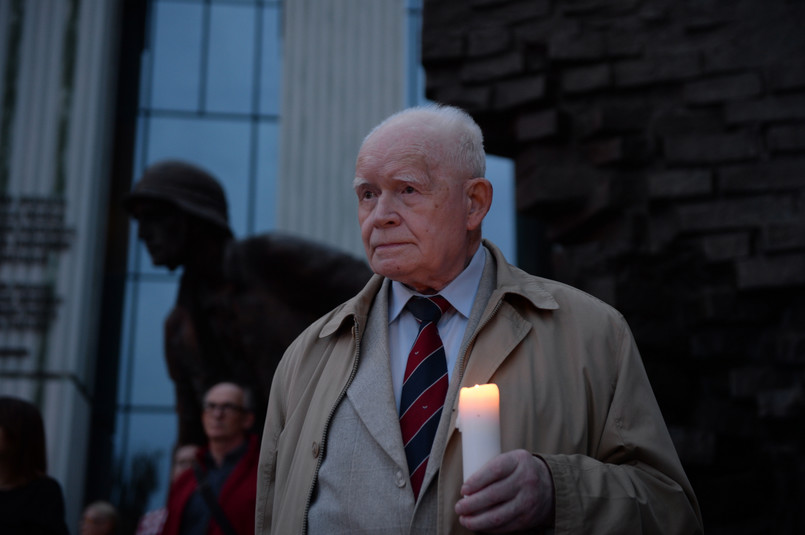 Były pierwszy prezes Sądu Najwyższego i były przewodniczący Trybunału Stanu Adam Strzembosz w czasie protestu przed Sądem Najwyższym