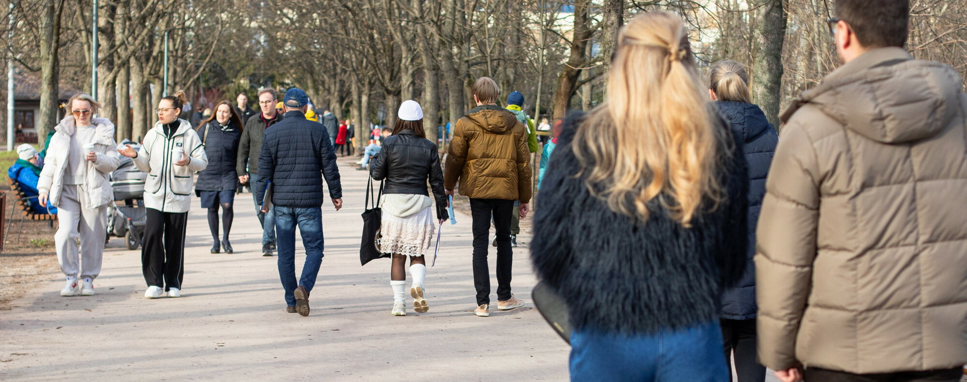 Ludzie na spacerze w parku, w Warszawie