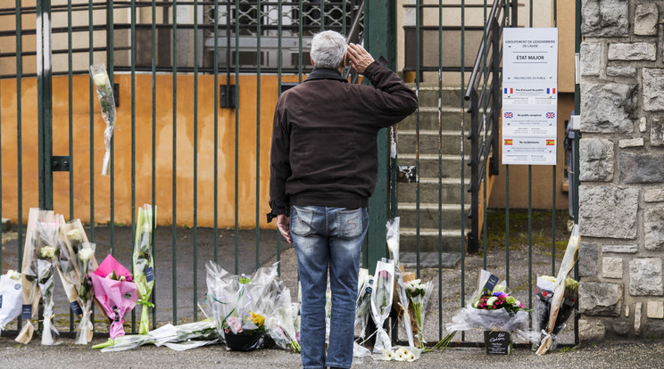 A meghalt rendőr hőstette előtt többen is tisztelegtek /Fotó: AFP