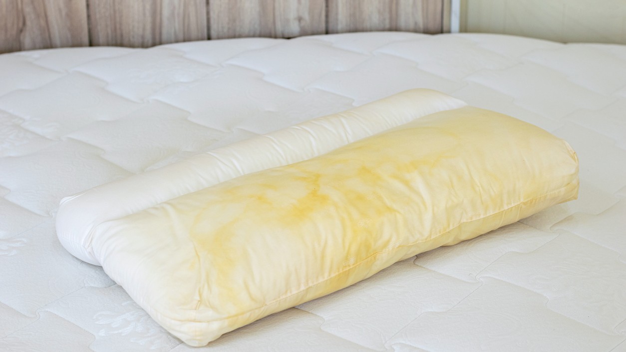 Nepekný nález, ktorý pozná takmer každý z nás. Čo v skutočnosti znamenajú žlté mapy na vankúši a kedy by ste mali spozornieť?