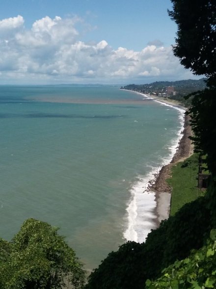 Wzdłuż nabrzeża przebiega linia kolejowa do Batumi 