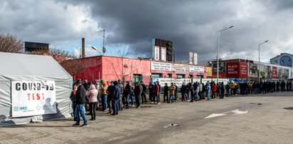 Gigantyczna kolejka do testu na COVID. Miała 300 merów. Stało w niej 400 osób!