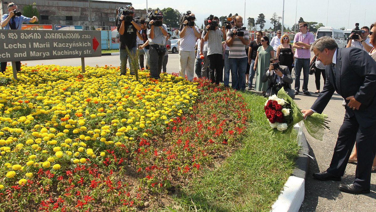 Prezydent Bronisław Komorowski wraz żoną Anną złożyli dzisiaj biało-czerwone kwiaty na bulwarze im. Lecha i Marii Kaczyńskich w Batumi. Z Batumi para prezydencka poleci do Tbilisi.