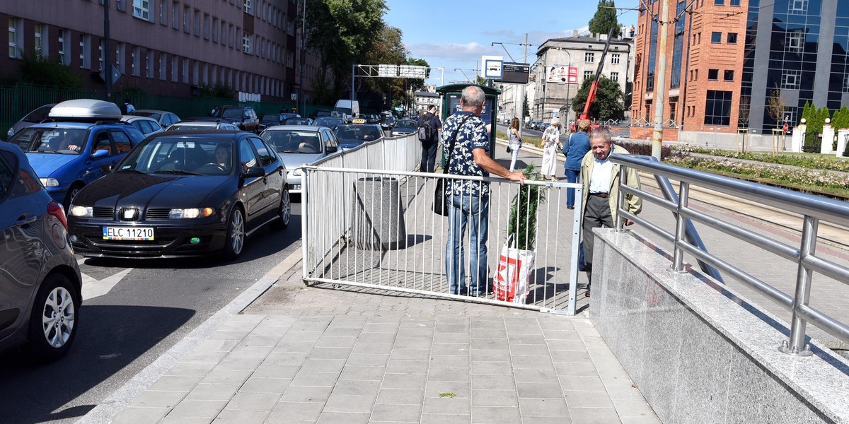 Barierka na przystanku MPK przy szpitalu WAM zdjęta. Sukces Faktu. ZDiT przyznał: to był błąd