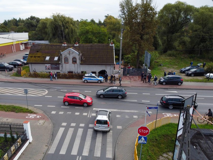 Dramatyczny finał szaleńczego rajdu. Samochód wjechał w dom!