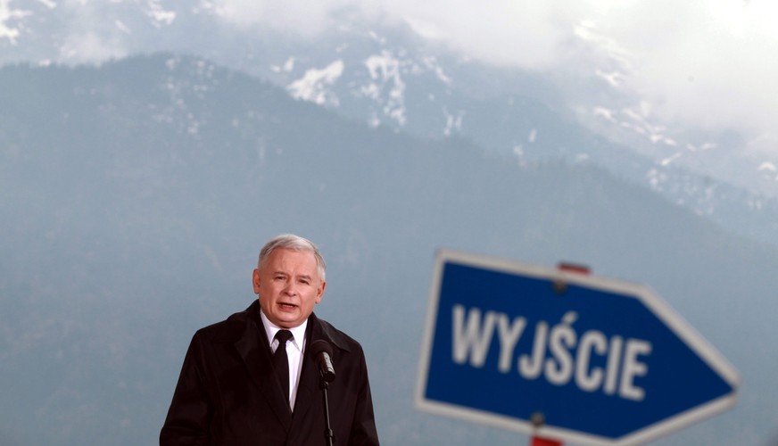 Prezes PiS Jarosław Kaczyński podczas konferencji prasowej, na górnej stacji kolejki linowej na Polanie Szymoszkowej