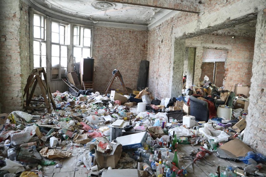 U kući ima dosta đubreta.