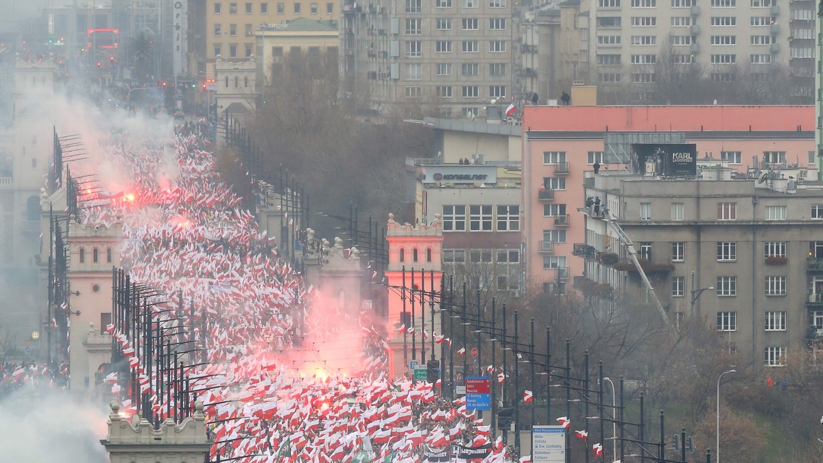 Trwa warszawski Marsz Niepodległości. W tym roku organizowany jest pod hasłem "Polska dla Polaków, Polacy dla Polski". Marsz jest komentowany przez wielu dziennikarzy, publicystów i polityków. Zapraszamy do przejrzenia najpopularniejszych wpisów.