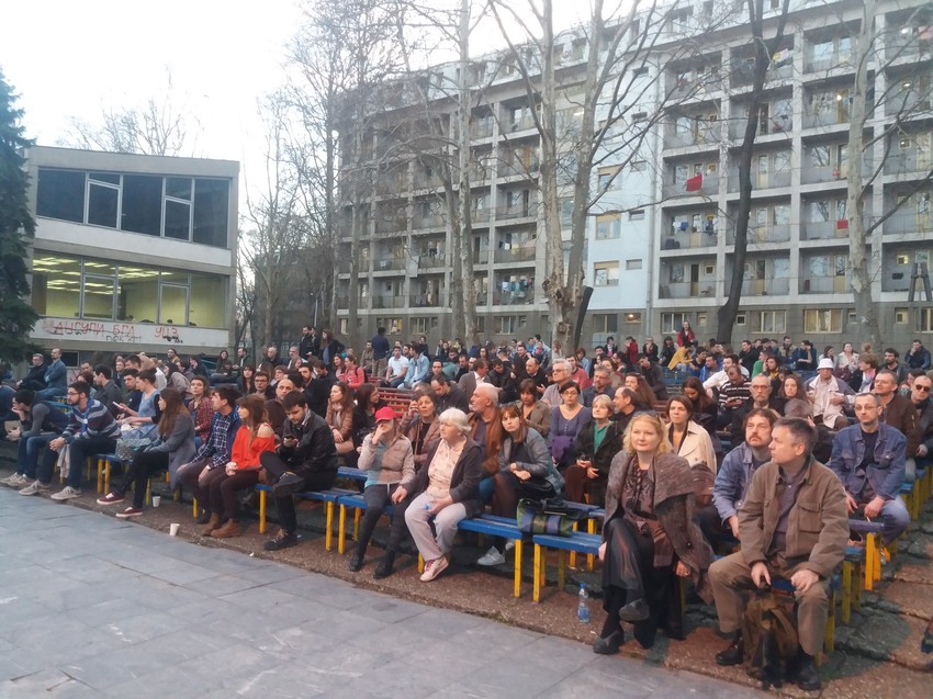 Znatan broj studenta i zainteresovanih popunio je klupe na letnjoj sceni
