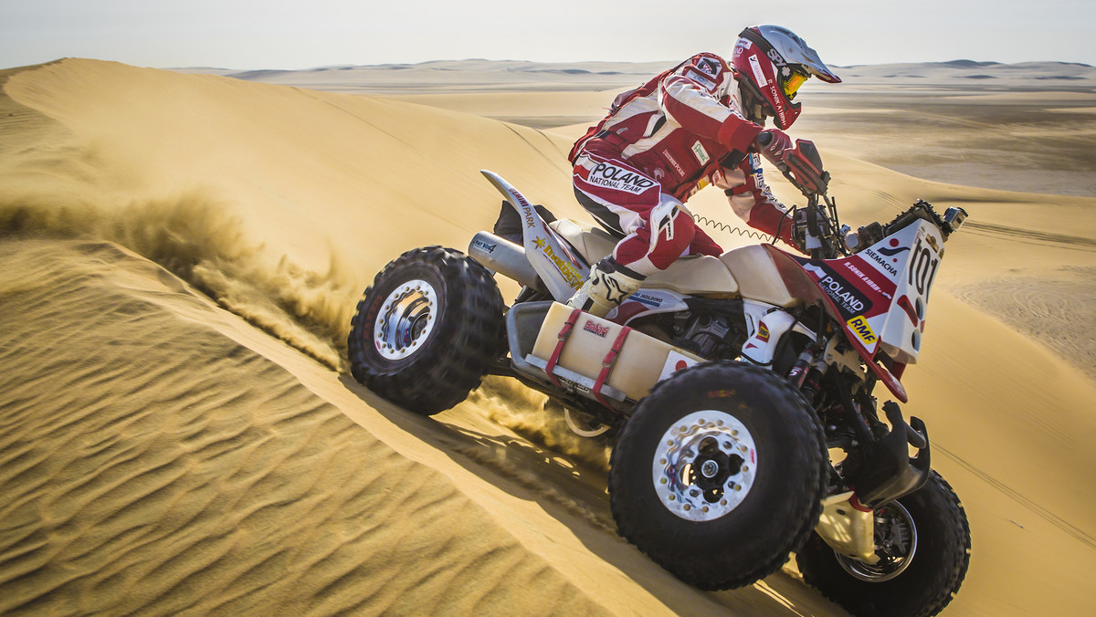 Zgodnie z przewidywaniami Rafał Sonik nie zdołał na ostatnim etapie Sealine Cross Country Rally odrobić półgodzinnej straty do Mohameda Abu-Issy, który startując dwie minuty za Polakiem, dogonił go i już nie pozwolił uciec. Tym samym kapitan Poland National Team zajął drugie miejsce, ale pozostał liderem Pucharu Świata.