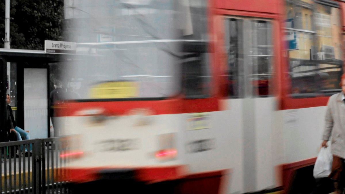 Dwie osoby zostały lekko ranne dziś rano w wypadku tramwaju w Gdańsku. Pojazd linii nr 7 wypadł z torów i uderzył w budynek mieszkalny przy ul. Jana z Kolna. Przez półtorej godziny ulica była zamknięta dla ruchu i nie kursowały tramwaje.