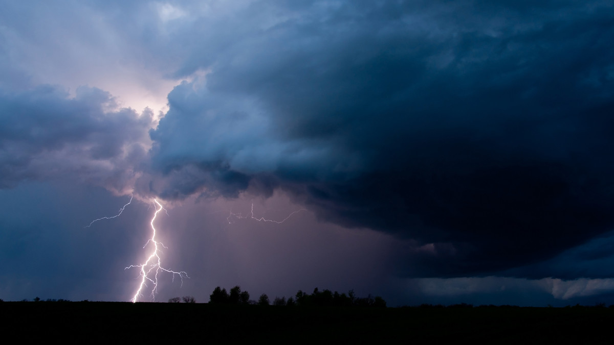 Gdzie jest burza? Czy dziś nad Polską będą burze? IMGW codziennie wydaje ostrzeżenia meteorologiczne związane z niebezpiecznymi zjawiskami pogodowymi. Sprawdź, gdzie można spodziewać się intensywnych opadów deszczu i wyładowań atmosferycznych.